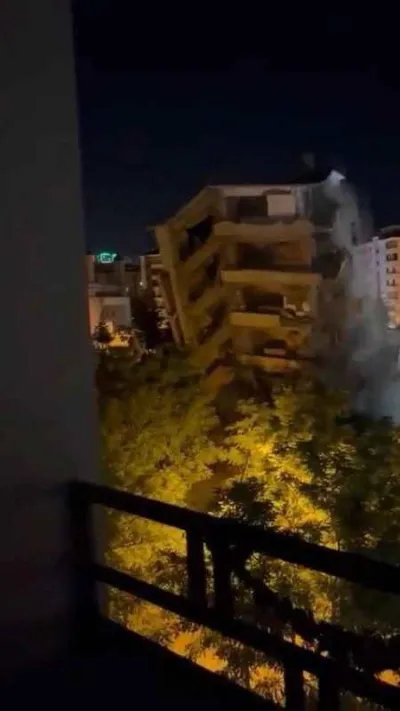 Malatya'da depremde yıkılan ağır hasarlı bina paniğe neden oldu