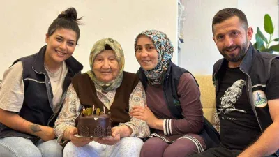 82 yaşındaki Ayşe nine ilk kez doğum gününü kutladı
