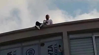 Çatıda intihara kalkışan vatandaş ekiplere zor anlar yaşattı