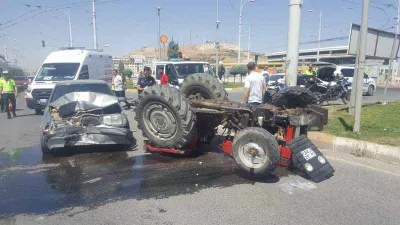 Malatya'da otomobil ile traktör çarpıştı: 2 yaralı