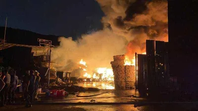 Sarıyer'de geri dönüşüm deposu alev alev yandı