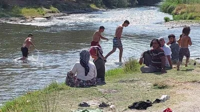 Muhtar, sıcaktan bunalan köylülere plaj yaptırdı