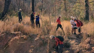 Dağda mahsur kalan turistleri AKUT kurtardı