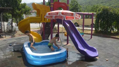 Sıcaklardan bunalan çocuk kendi aquparkını yaptı