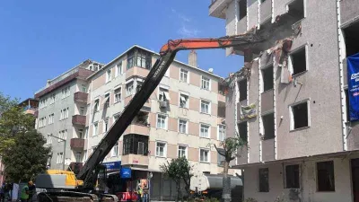 Avcılar’da kentsel dönüşüm çalışmasında 1999’uncu binanın yıkımına başlandı