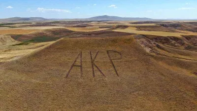 Parti sevgisini dağlara kazıdı