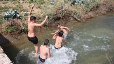 Sıcaktan bunalan çocuklar kanalı aquaparka çevirdi