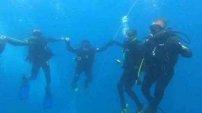 Denizin 12 metre altında halay