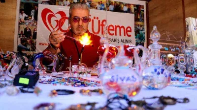 Nefes ile ateş birleşiyor, camlar sanata dönüşüyor