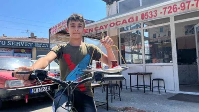 Bisiklet üzerinde günde 600 bardak çay dağıtıyor