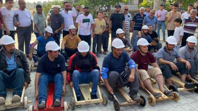 Köylüler el yapımı tahta araçlarla yarıştı