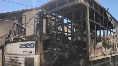 Pendik'te nakliye kamyonu yandı, alevler yan binaya sıçradı