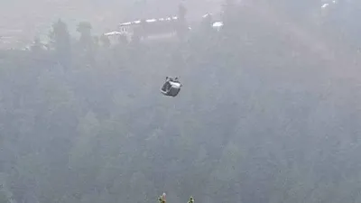 Pakistan’da 8 kişiyi taşıyan teleferik 274 metre yükseklikte asılı kaldı