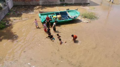 İzmir’de ana su borusu patladı: Çocuklar boş arsada yüzdü