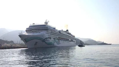 Dev yolcu gemisi Marmaris Limanı'na demir attı