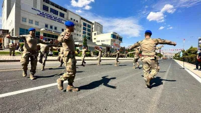 Komandolardan cadde ortasında zeybek gösterisi