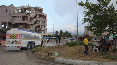 Caddeye sandalye atıp yıkımı izlediler