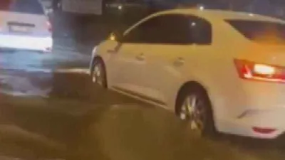 Hatay’da yağmur yolları göle çevirdi