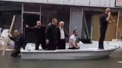 Sel vuran sanayide kayıkla gezenler gündem oldu