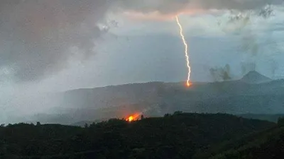 Ormanda yangına sebep olan yıldırımın düştüğü anları görüntülediler