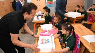 Tuzla’da 50 bin öğrenciye kırtasiye seti dağıtımı devam ediyor