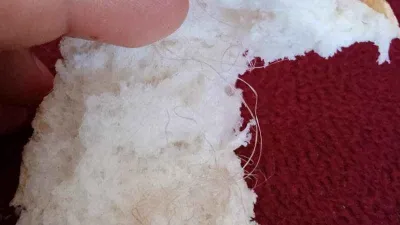 Alınan ekmeğin içinden bir avuç çuval ipi çıktı