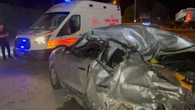 Elazığ'da park halindeki tankerin altına giren otomobil kağıt gibi ezildi: 1 yaralı