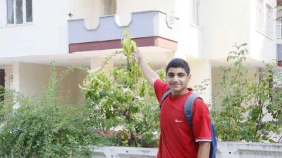 Adana'da okulların yanındaki ağır hasarlı binalar tehlike saçıyor