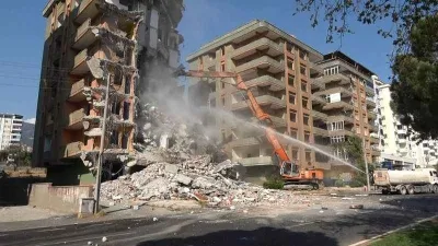 ‘Gözümüzün bebeği’ dedikleri 30 yıllık evlerinin yıkımını izlediler