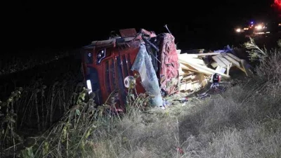 Afyonkarahisar’da devrilen kereste yüklü tırın sürücüsü hayatını kaybetti