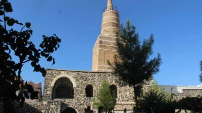 Sahabelerin eliyle kiliseden camiye çevrildi, dimdik ayakta