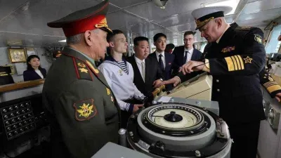 Kuzey Kore lideri Kim, Rus bombardıman uçaklarını ve savaş gemisini inceledi