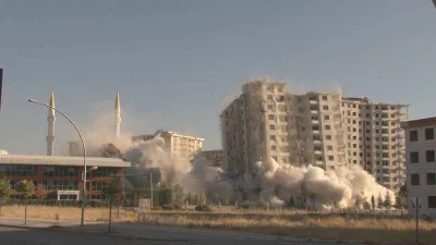 Ağır hasarlı 3 blok saniyeler içerisinde yerle bir oldu