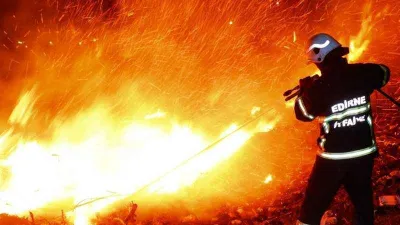 Edirne'de otluk alanda yangın: Alevler geceyi aydınlattı