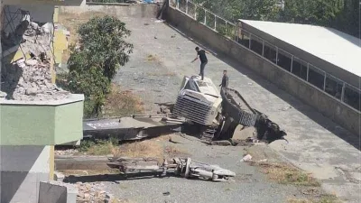 Hatay'da yer yarıldı, iş makinesi içine düştü