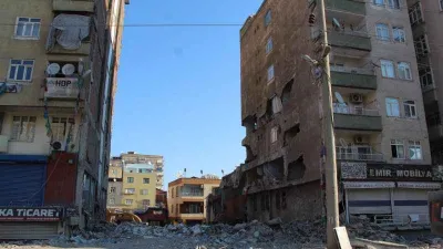 Diyarbakır'da depremde yıkılan apartmanla ilgili 2 müttehit ve arsa sahibi hakkında dava açıldı