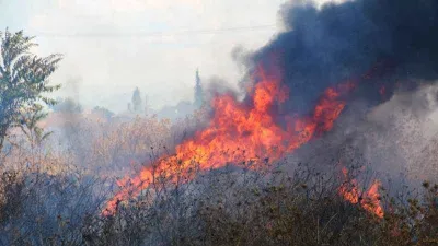 Yol kenarındaki boş araziye bırakılan çöpler yangına neden oldu