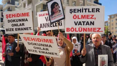 Evlat nöbetindeki anne Nazlı Sancar: “Teröristler yine gerçek yüzünü gösterdi. Gençlerimiz PKK’ya, HDP’ye inanmasınlar