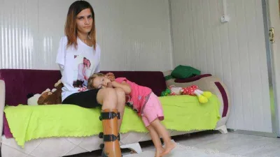 Depremde kolunu kaybeden anne, kızıyla olan hayallerini gerçekleştirebilmek için biyonik kola kavuşmak istiyor