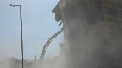 Malatya’da ağır hasarlı binaların yıkımları sürüyor
