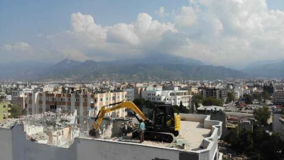 Yıkım için 11 katlı binanın üzerine 10 tonluk iş makinesi çıkarıldı