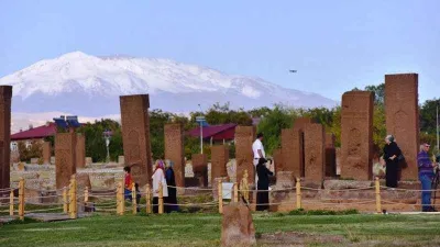 Ahlat Selçuklu Meydan Mezarlığı ziyaretçi akınına uğruyor