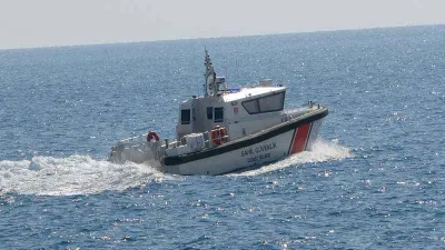 Akdeniz'de defalarca sorti yapan sahil güvenlik uçağı dikkat çekti