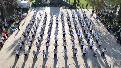 Cumhuriyetin 100’üncü yılında 100 kişi zeybek oynadı