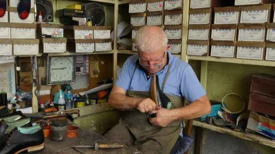 Tahta çivilerle yarım asırdır ayakkabı üretiyor