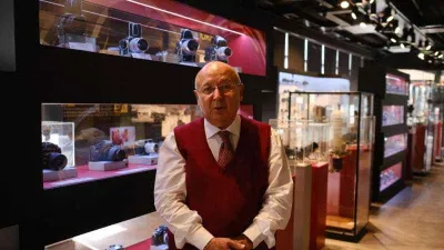 50 yıldır biriktirdiği fotoğraf makinesi ve kameralarla müze açtı