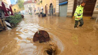 Milano'da sokaklar göle döndü, metro istasyonu sular altında kaldı