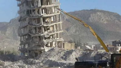 Hatay'daki bina dozerin dokunuşuyla yerle bir oldu