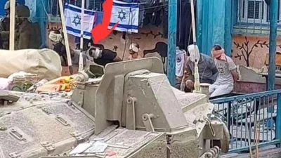 İsrailli askerler, Filistinli kardeşleri tankın önünde canlı kalkan olarak kullandı