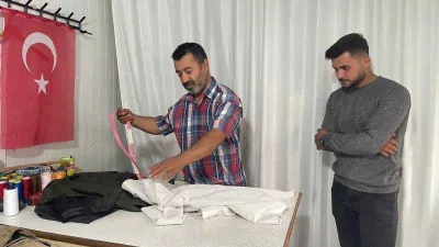 Depremzede terzi mesleğine konteynerde devam ediyor